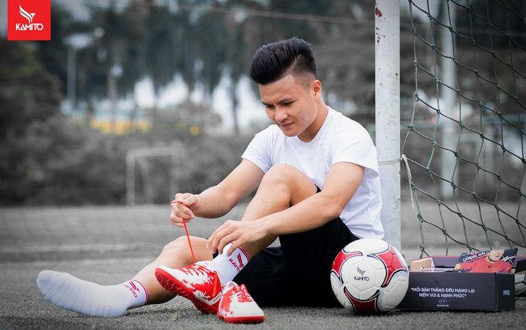 Quang Hải - một trong những cầu thủ bóng đá nổi tiếng nhất Việt Nam không chỉ vì tài năng của anh, mà còn bởi kiểu tóc độc đáo của mình. Nếu bạn muốn trông như một ngôi sao bóng đá, hãy thử kiểu tóc Quang Hải. Hãy xem hình ảnh liên quan để tìm hiểu thêm về kiểu tóc đặc trưng của anh ấy.