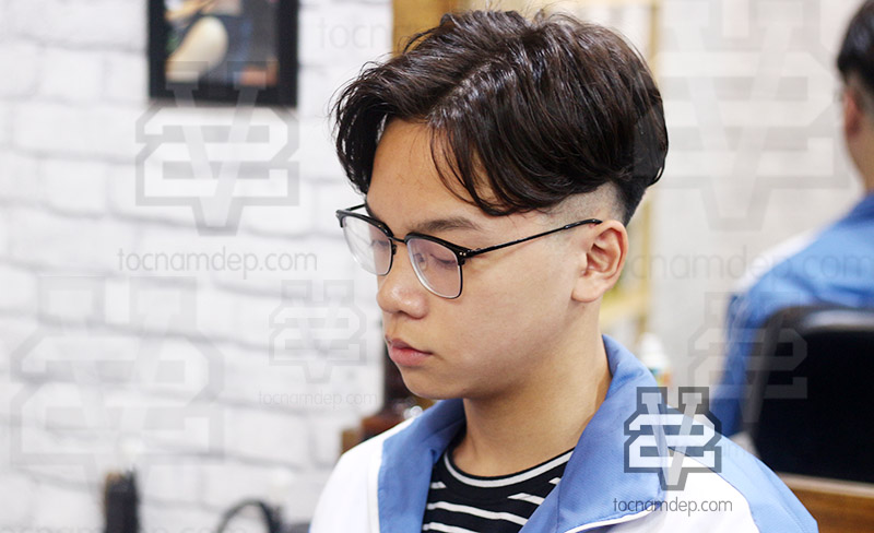 MIDDLE PART  Kiểu Tóc 2 Mái Đẹp Nhất  Chia Sẻ Kĩ Thuật CẮT  UỐN Chi Tiết   Ng  Tuấn Barber 17  YouTube